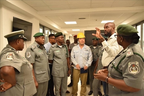 萊基港員工向海關(guān)工作人員講解掃描儀使用方法。受訪者供圖