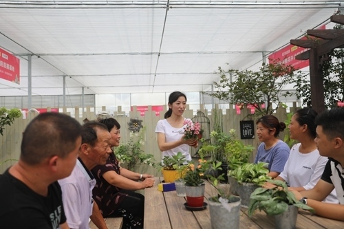 李敏向村民講授花木直播經(jīng)驗(yàn)。受訪者供圖