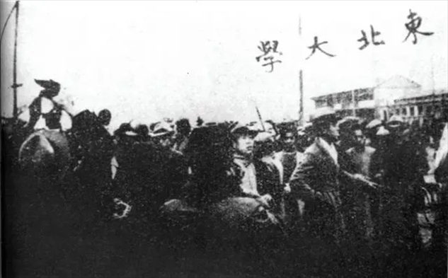 △東北大學(xué)學(xué)生走在一二·九請(qǐng)?jiān)赣涡嘘?duì)伍最前列。