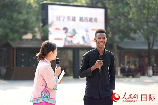 選手王安（乍得）挑戰(zhàn)“漢字英雄·越戰(zhàn)越勇”游戲。人民網(wǎng) 盧鵬宇攝