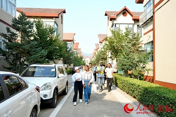 選手們?cè)诨食谴鍏⒂^。人民網(wǎng) 盧鵬宇攝