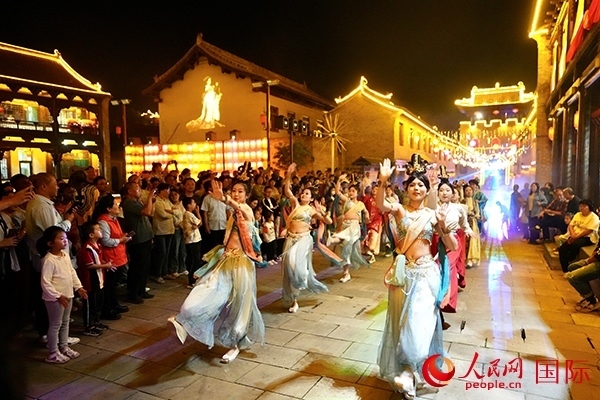 古城巡游隊伍。人民網(wǎng) 盧鵬宇攝