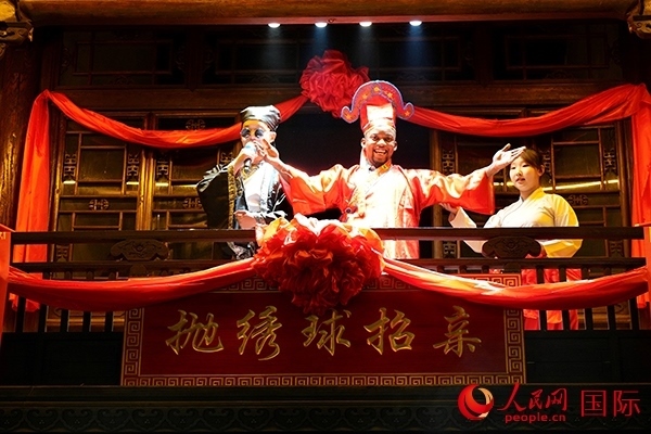 拋繡球。人民網(wǎng) 盧鵬宇攝