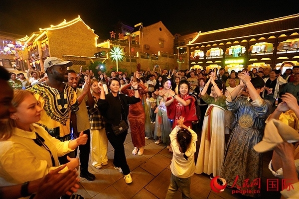 選手們和演員們一起舞蹈。人民網(wǎng) 盧鵬宇攝