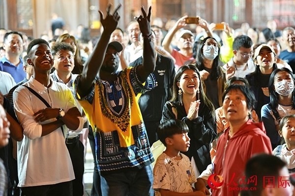 選手體驗古城巡游。人民網(wǎng) 盧鵬宇攝