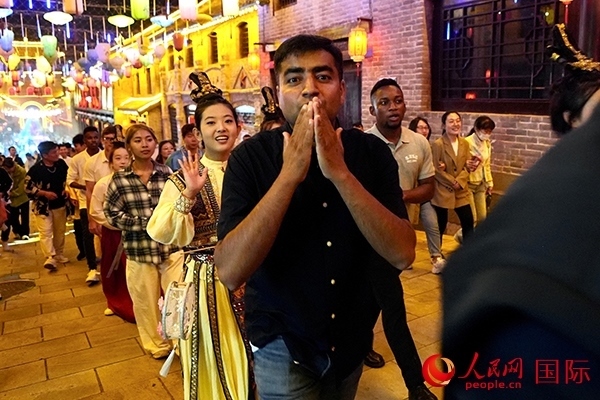 選手體驗古城巡游。人民網(wǎng) 盧鵬宇攝