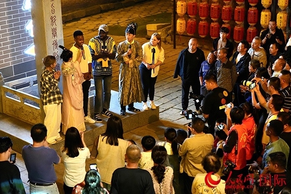 選手們一起演唱《大中國》。人民網(wǎng) 盧鵬宇攝