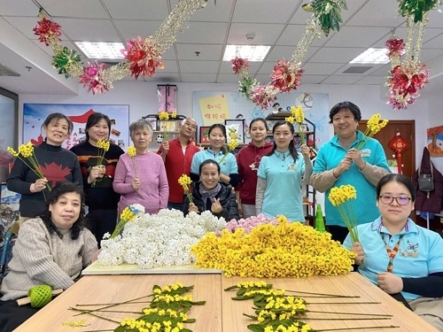 唐占鑫帶領(lǐng)團隊為2022年北京冬奧會和冬殘奧會制作頒獎花束。受訪者供圖