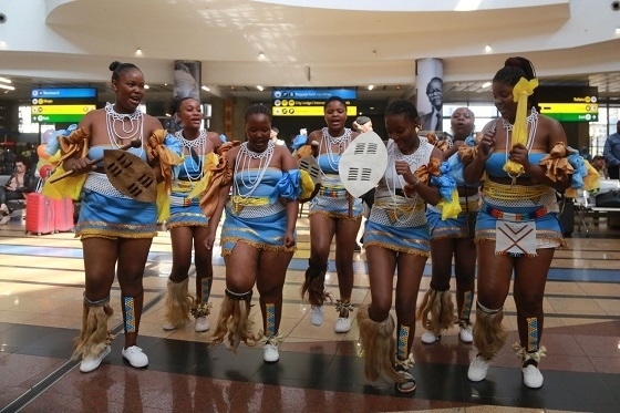 當(dāng)?shù)孛癖姎g迎中國(guó)旅行團(tuán)。北青旅提供