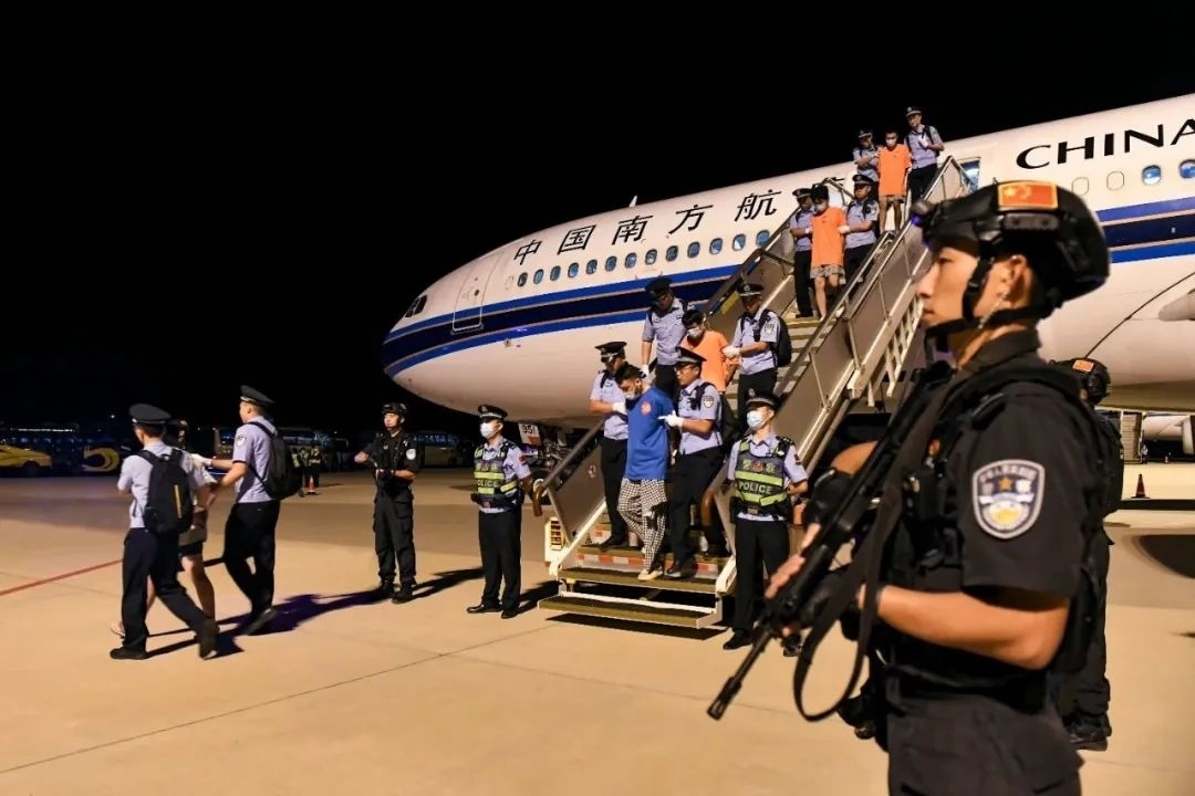 153名實(shí)施跨境裸聊敲詐的犯罪嫌疑人從印度尼西亞被押解回國。公安部供圖