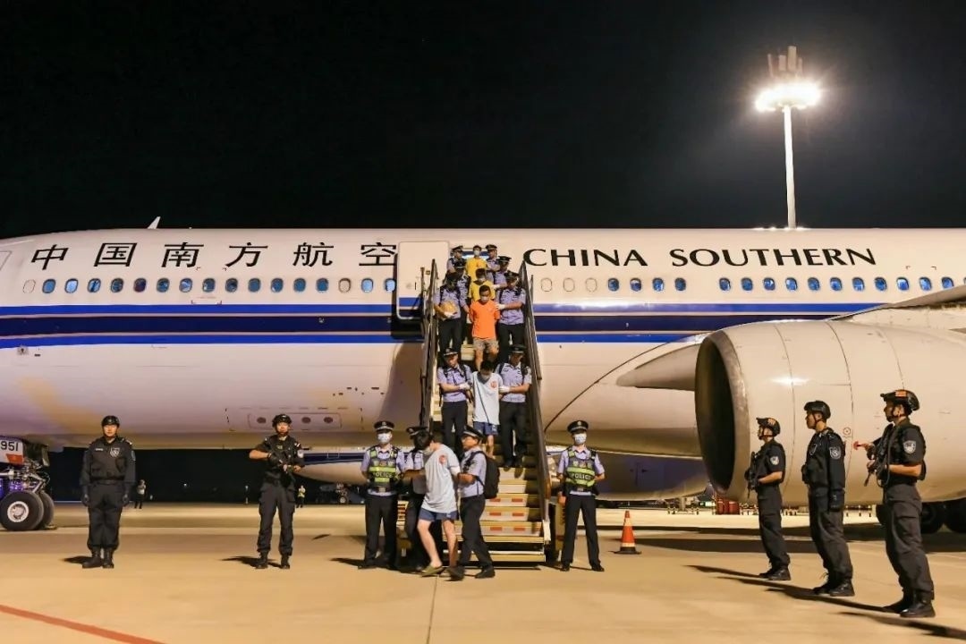 153名實(shí)施跨境裸聊敲詐的犯罪嫌疑人從印度尼西亞被押解回國。公安部供圖