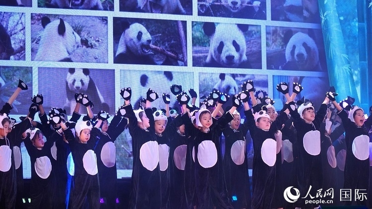 小演員們上演《歡樂功夫熊貓》。人民網 蔣曉辰攝