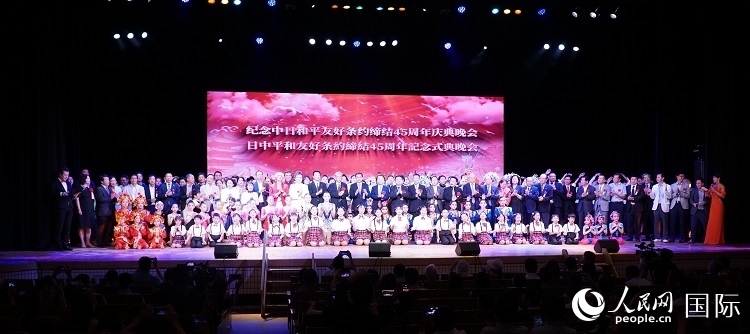 出席晚會的嘉賓與演員合影留念。人民網 蔣曉辰攝