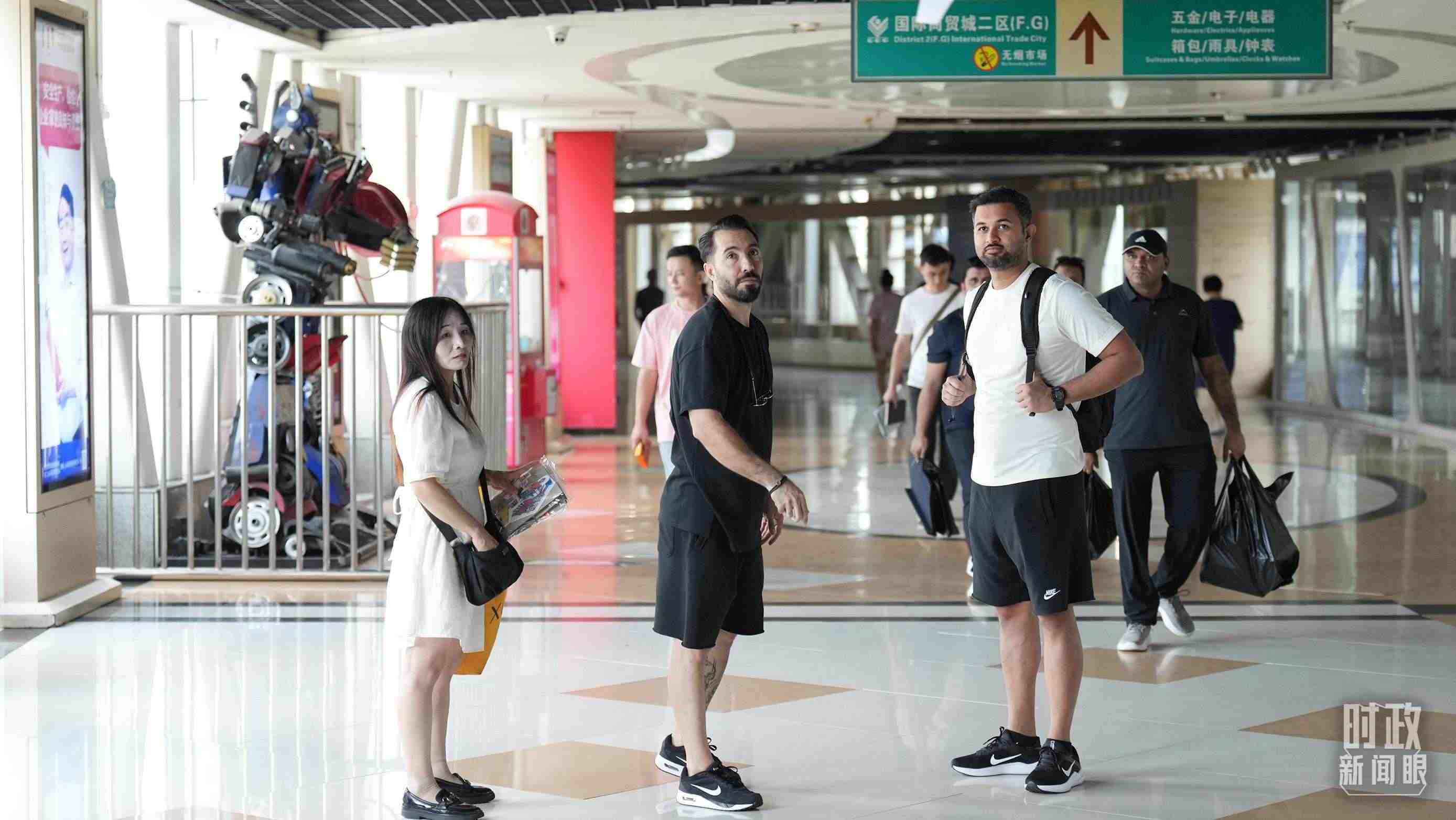 △義烏國(guó)際商貿(mào)城內(nèi)，來(lái)自世界各地的外商。（總臺(tái)國(guó)廣記者李晉拍攝）