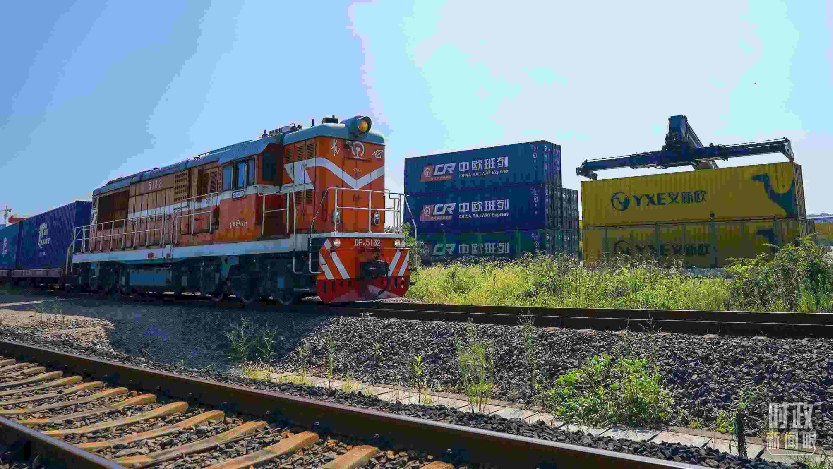 △“義新歐”先后開(kāi)通了18條點(diǎn)對(duì)點(diǎn)的班列主線，業(yè)務(wù)范圍輻射50多個(gè)國(guó)家和160多個(gè)城市。（總臺(tái)國(guó)廣記者李晉拍攝）