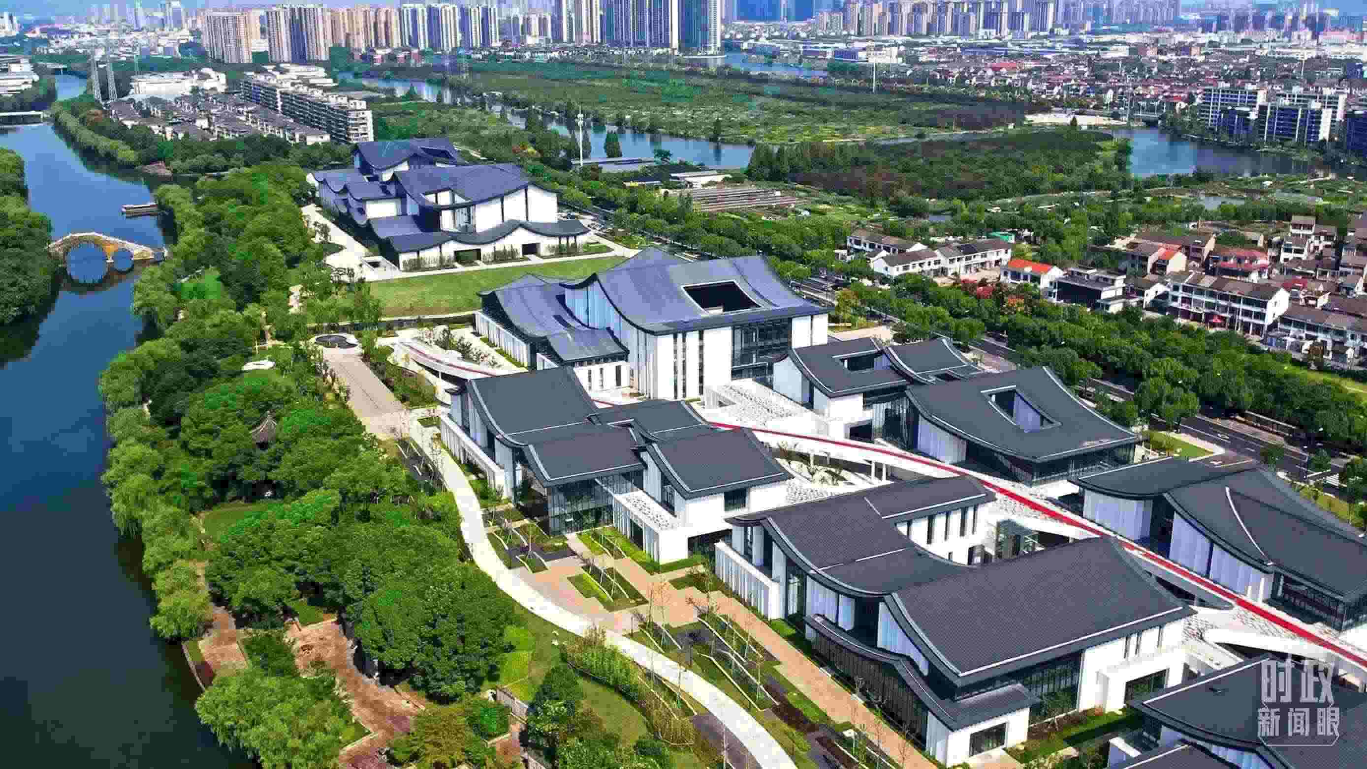 △臨河而建的浙東運(yùn)河文化園。（總臺(tái)央視記者范凱拍攝）