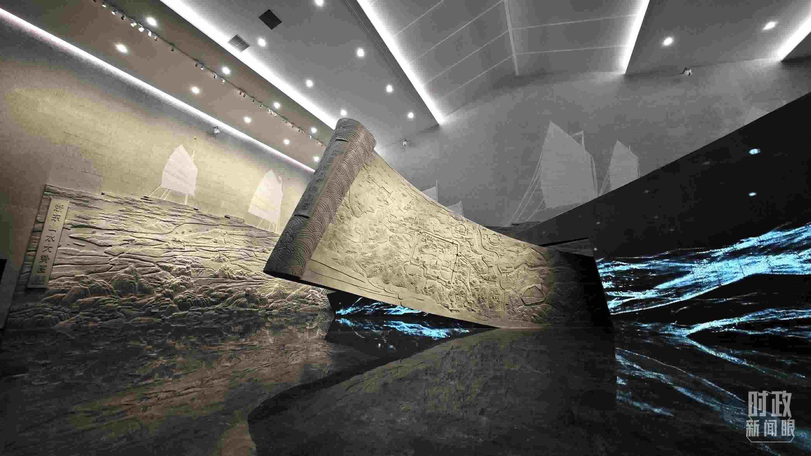 △博物館內(nèi)的《浙東運(yùn)河水利形勝圖》《浙東山水大勢(shì)圖》浮雕。（總臺(tái)央視記者彭漢明拍攝）