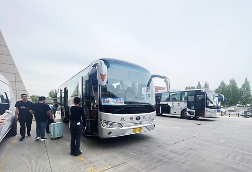 旅客準備乘坐免費擺渡車前往正定機場。人民網(wǎng)記者 喬雪峰攝