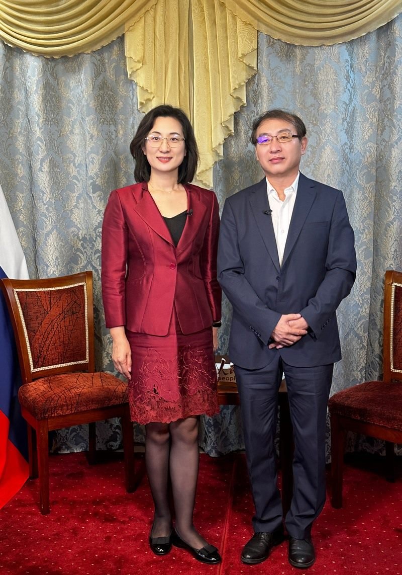 人民網(wǎng)黨委委員、副總編輯孫海峰（左一）專訪崔少純總領(lǐng)事。人民網(wǎng)記者 馬天翼攝