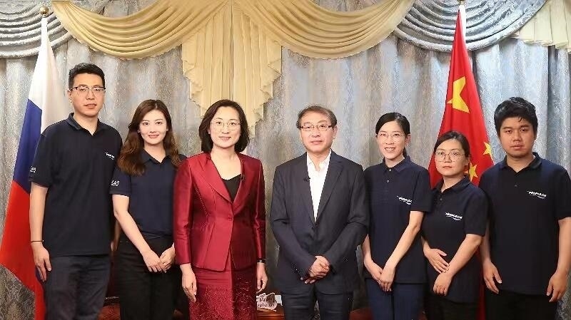 中國駐葉卡捷琳堡總領(lǐng)事崔少純與人民網(wǎng)采訪組合影。