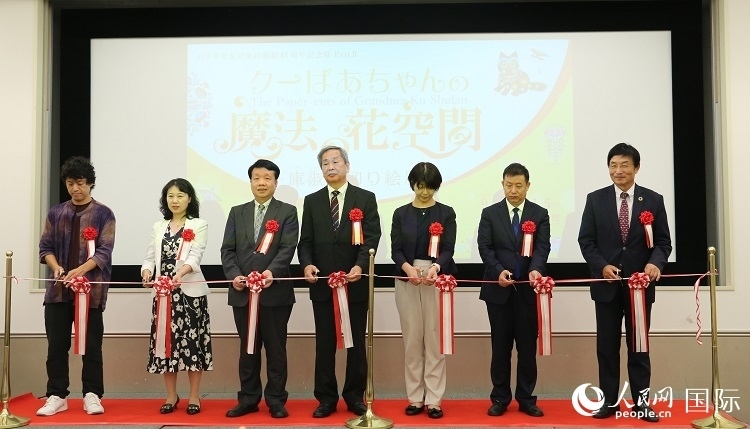 嘉賓共同為開幕式剪彩。人民網(wǎng) 許可攝