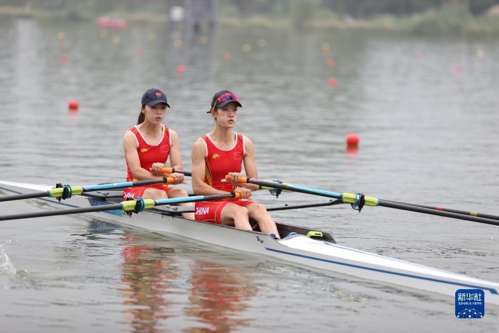 9月24日，鄒佳琪（左）/邱秀萍在決賽中。新華社記者 賈浩成 攝