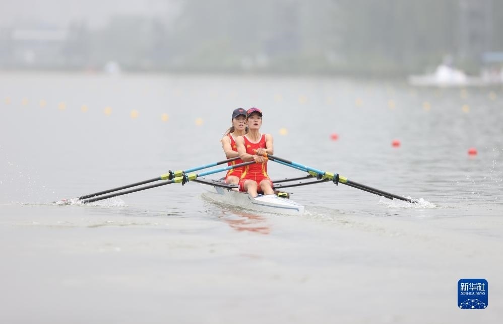 9月24日，鄒佳琪（左）/邱秀萍在決賽中。新華社記者 賈浩成 攝