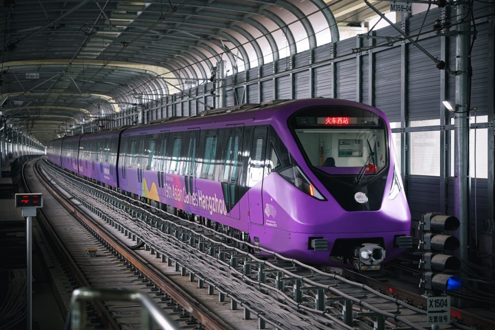 從杭州火車西站出發(fā)，地鐵19號線貫穿杭州火車東站、杭州蕭山機(jī)場，“亞運(yùn)號”地鐵專列運(yùn)行在這條線路上。