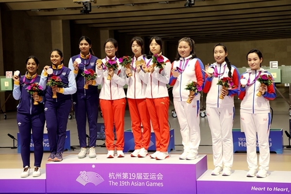 9月24日，杭州亞運(yùn)會(huì)射擊女子10米氣步槍團(tuán)體賽頒獎(jiǎng)儀式。人民網(wǎng)記者 胡雪蓉?cái)z