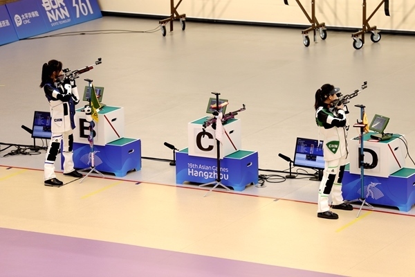 黃雨婷(左)、韓佳予在女子10米氣步槍個(gè)人賽比賽中。人民網(wǎng)記者 胡雪蓉?cái)z