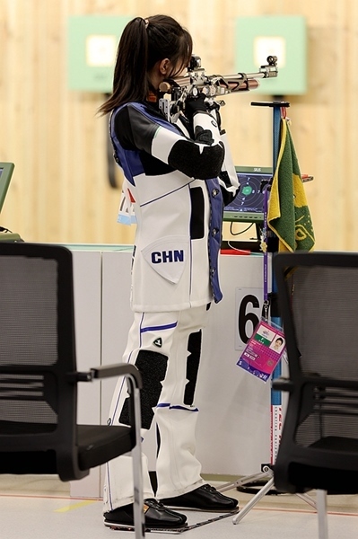 9月24日，黃雨婷在女子10米氣步槍團(tuán)體賽比賽中。人民網(wǎng)記者 胡雪蓉?cái)z