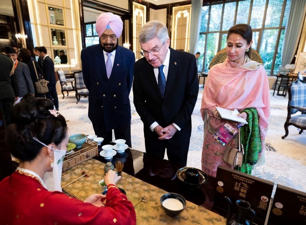 △歡迎宴會前，亞奧理事會代理主席辛格和夫人維尼塔、國際奧委會主席巴赫欣賞非遺展示。