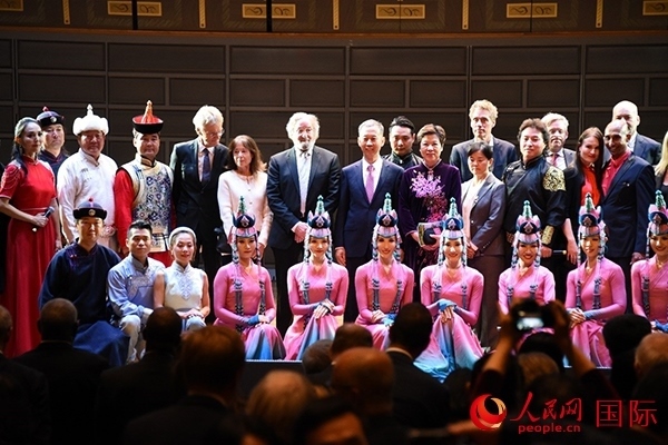 中國駐瑞典大使崔愛民夫婦與演職人員及部分來賓合影留念。人民網(wǎng)記者 殷淼攝