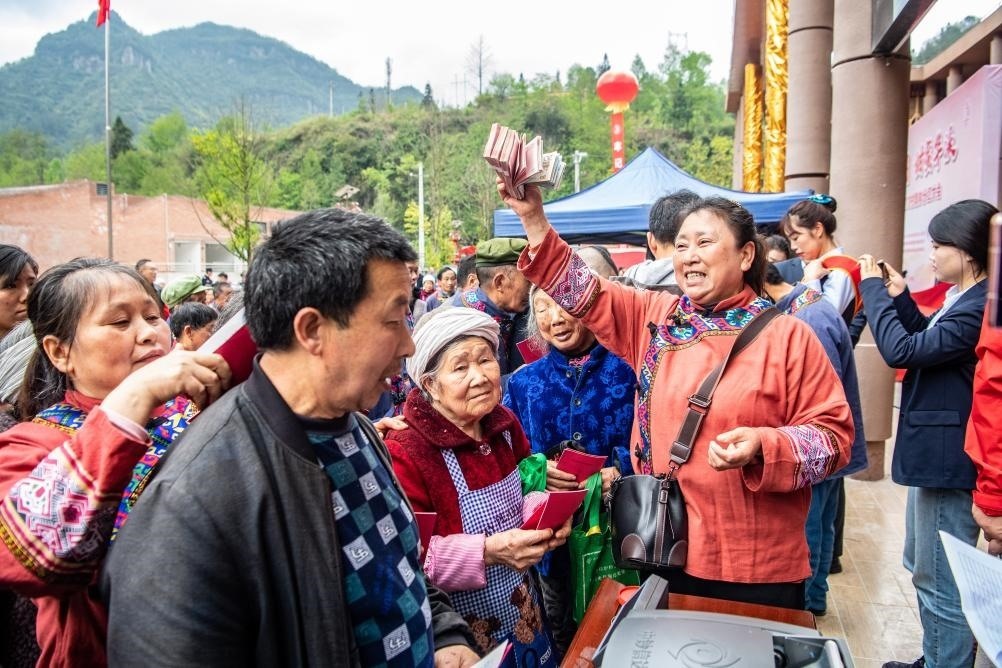 4月13日，在華溪村第五屆分紅大會上，村民在排隊領取分紅。新華社記者 唐奕 攝