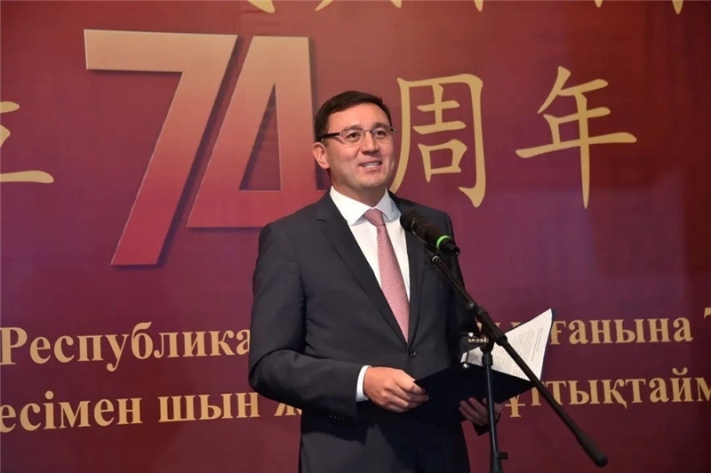 圖為哈外交部駐阿市代表布列格諾夫致辭。駐阿拉木圖總領(lǐng)館供圖