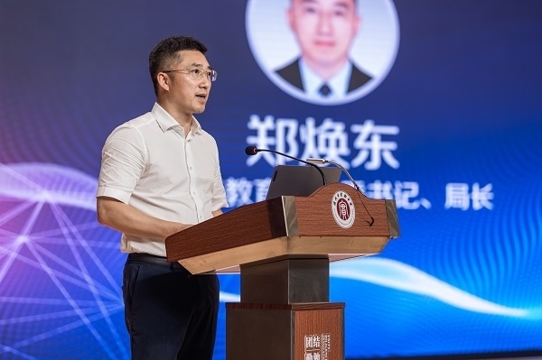  溫州市教育局黨委書記、局長鄭煥東講話。溫州市教育局供圖