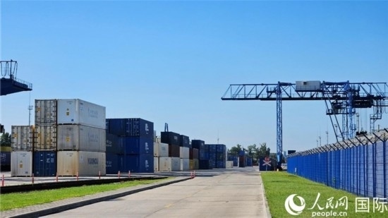  布列斯特北站，堆滿了來自中國的貨物。人民網(wǎng)記者 王震攝