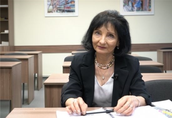 阿拉在白大孔院接受記者采訪。人民網(wǎng)記者 皇甫萬里攝