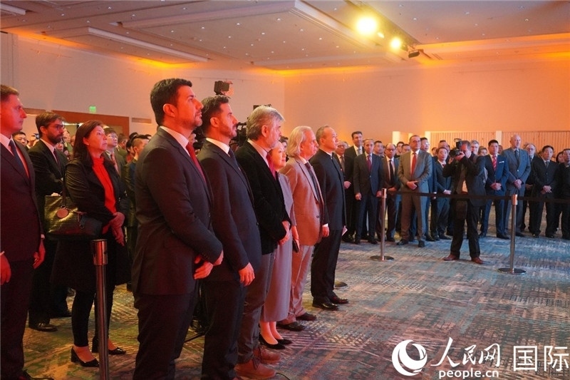 圖為招待會現(xiàn)場演奏兩國國歌。人民網(wǎng)記者 許放攝