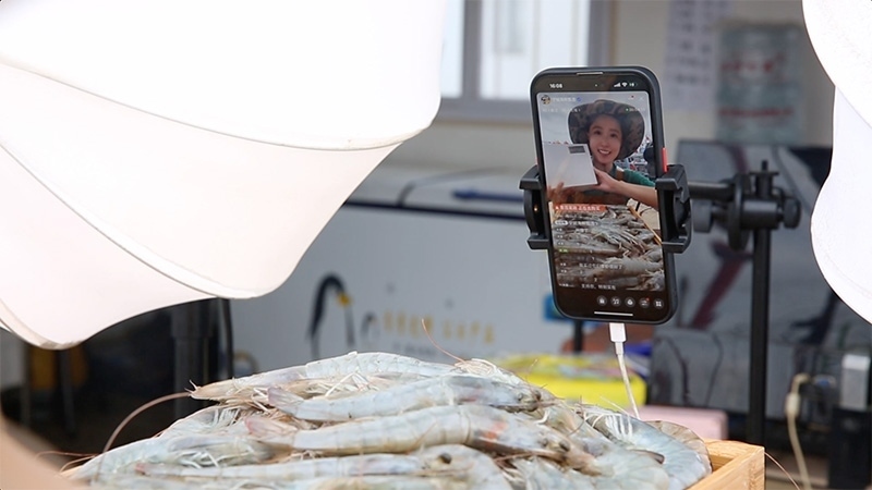 江蘇連云港，村民進行直播銷售。范堯攝