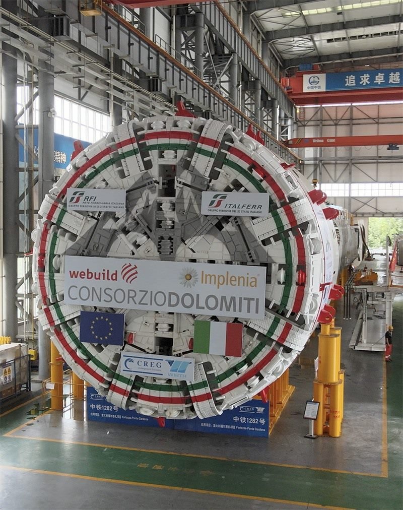 圖為中鐵裝備集團盾構總裝車間。人民網記者 唐宋攝