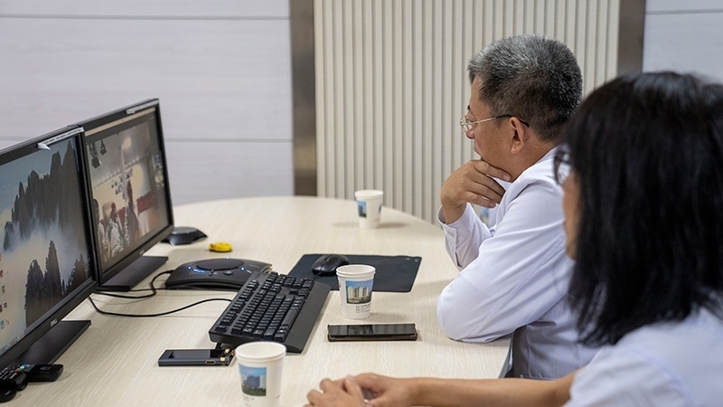 新疆醫(yī)科大學第一附屬醫(yī)院專家團隊與哈薩克斯坦國立科學研究中心的專家對患者進行跨國遠程會診。人民網記者 許崢攝