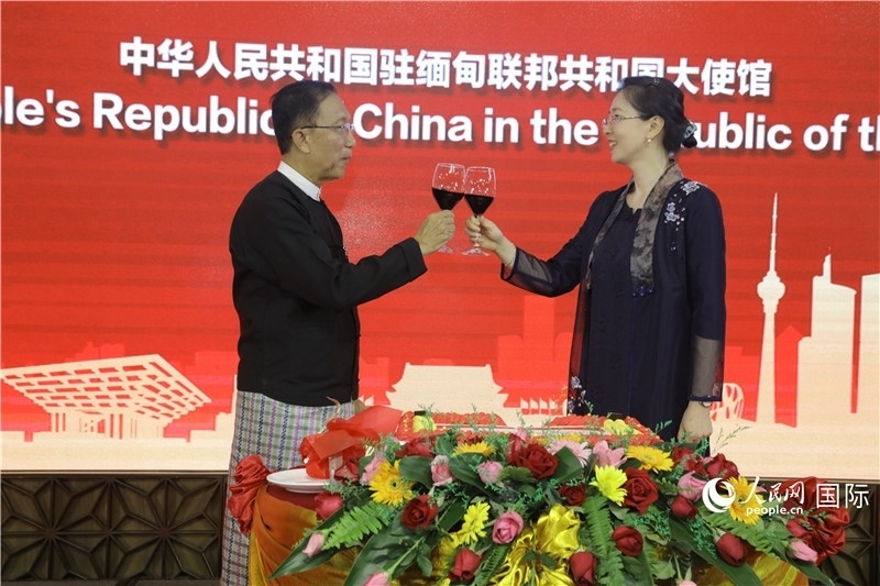圖為曹靜臨時(shí)代辦與溫欣副總理祝酒。人民網(wǎng)記者 謝佳君攝
