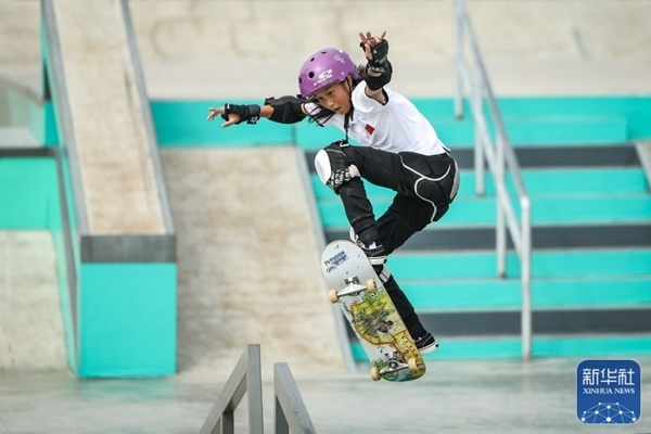 9月27日，中國(guó)選手崔宸曦在比賽中。當(dāng)日，在錢塘輪滑中心舉行的杭州亞運(yùn)會(huì)女子街式?jīng)Q賽中，中國(guó)選手崔宸曦以242.62分的成績(jī)奪得冠軍，曾文蕙獲得亞軍，日本選手伊藤美優(yōu)獲得季軍。新華社記者 潘昱龍攝