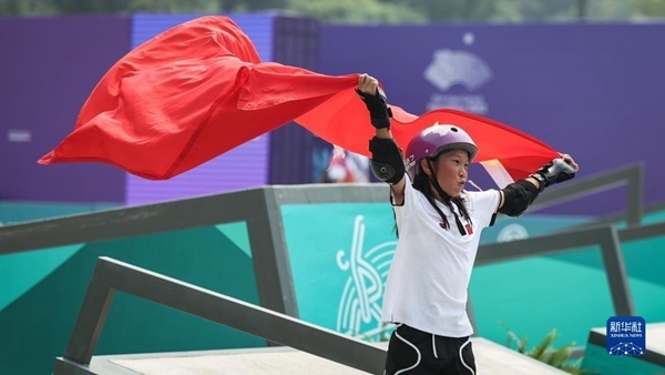 9月27日，崔宸曦在賽后慶祝奪冠。當(dāng)日，在錢塘輪滑中心舉行的杭州亞運(yùn)會女子街式?jīng)Q賽中，中國選手崔宸曦以242.62分的成績奪得冠軍，曾文蕙獲得亞軍，日本選手伊藤美優(yōu)獲得季軍。新華社記者 潘昱龍攝