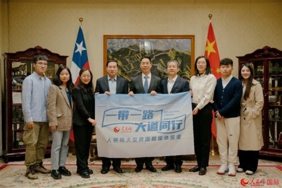 牛清報(bào)大使（中）與人民網(wǎng)、人民日?qǐng)?bào)社記者合影。 人民網(wǎng)記者 張若涵攝