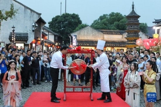 9月27日拍攝的2023年南翔國潮大會(huì)暨第十七屆上海南翔小籠文化展開幕儀式現(xiàn)場(chǎng)。