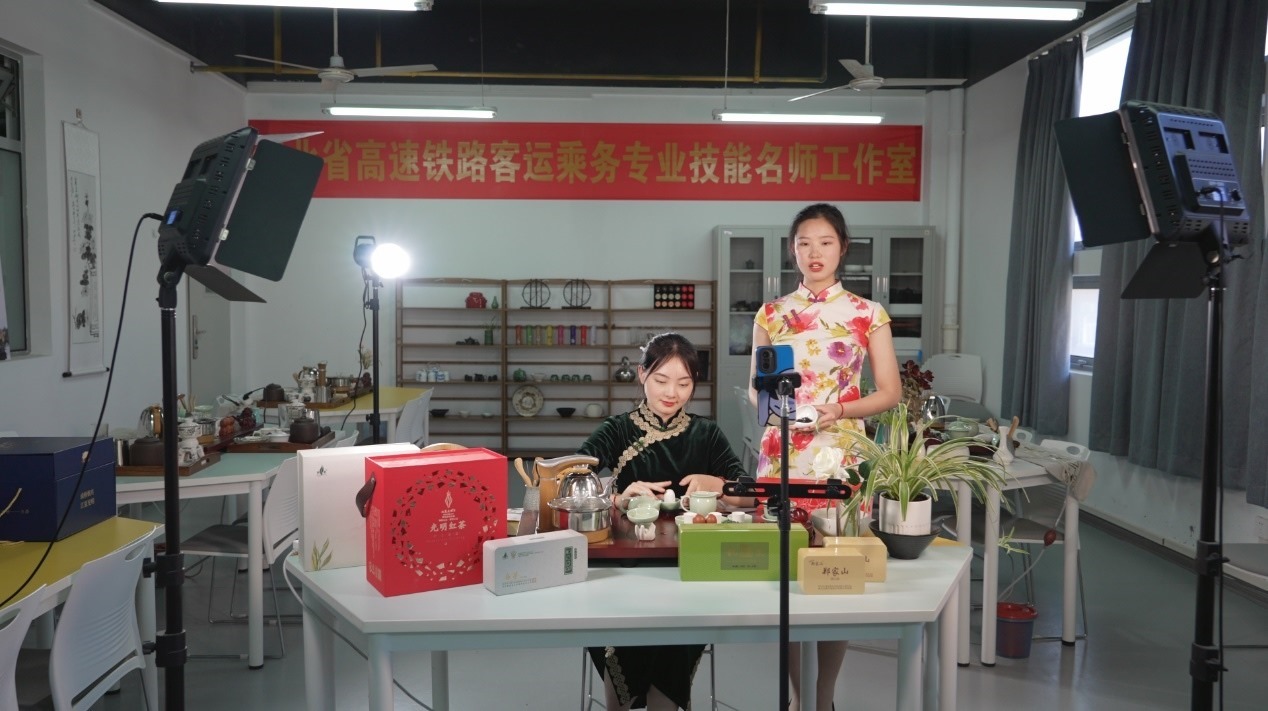 學(xué)生們正在直播。受訪單位供圖