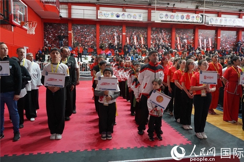 圖為開幕式現(xiàn)場運(yùn)動(dòng)員入場儀式。人民網(wǎng)記者 許放攝