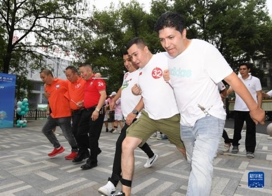 9月28日，在柯橋柯亭社區(qū)，各民族居民參加趣味運(yùn)動(dòng)會。